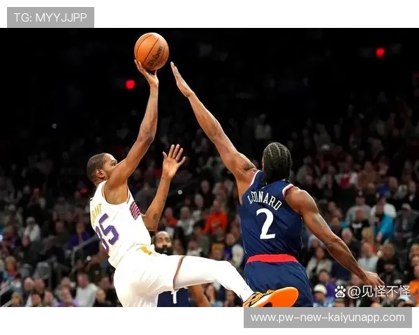 NBA球员摔倒瞬间的英雄传球：跌倒也不放弃的精神