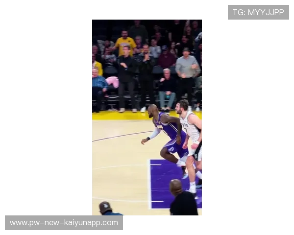 湖人反击一条龙，詹姆斯突破隔扣引爆全场